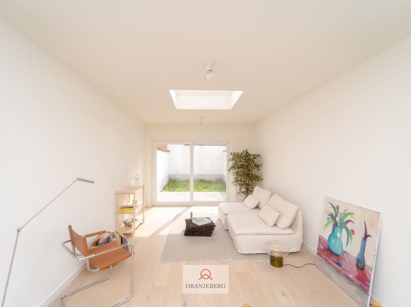Volledig gerenoveerde woning is gelegen in de rustige Wielewaalstraat, met zicht op het park. Centraal en rustig gelegen, nabij het centrum van Gent,