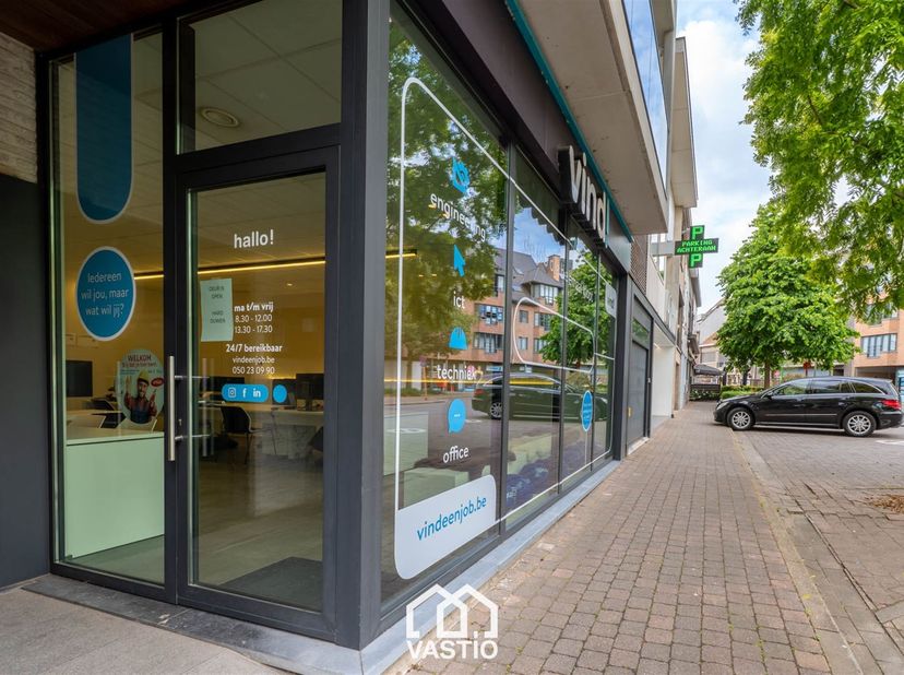 Commercieel pand van 80 m² met terras – centrum Torhout<br />
Op zoek naar een instapklare handelsruimte in het hart van Torhout?<br />
Dit pand uit