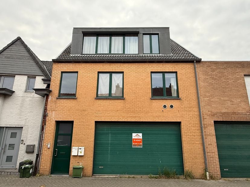 Dit eigendom wordt verkocht in huidige staat als ruim magazijn met grote garage en buitenruimte, en is onmiddellijk bruikbaar als stockageplaats, gara