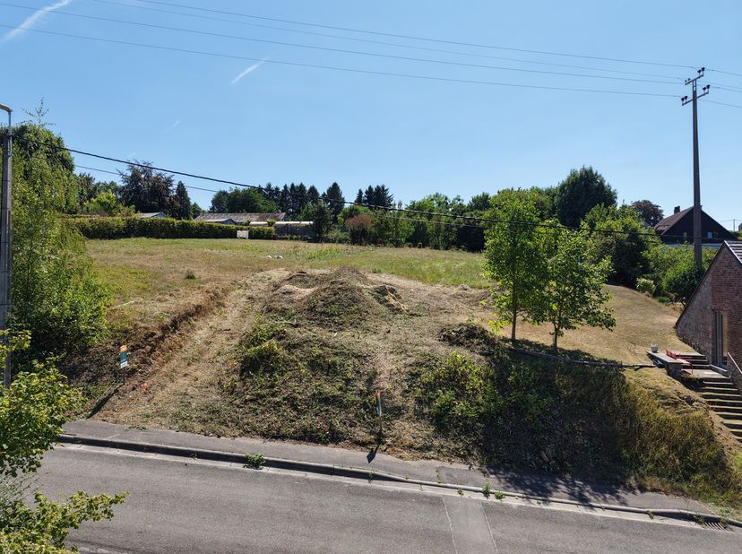 TERRAIN de ± 1312 m² :<br />
► Orientation : Sud<br />
► Largeur façade : ± 20,9 m<br />
► Profondeur moyenne : ± 60,9 m<br />
► Relief : pente legère
