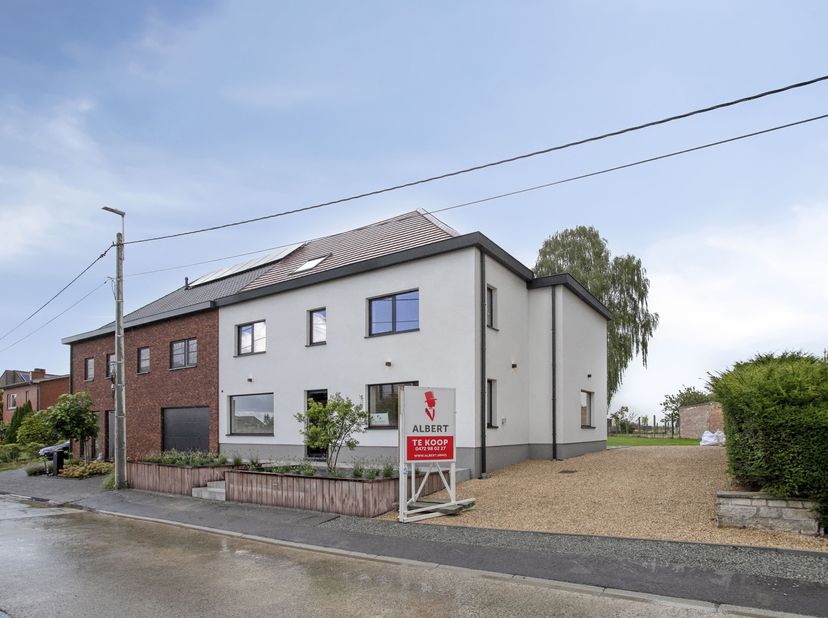 Cette maison entièrement rénovée combine un environnement calme et verdoyant avec une excellente proximité des écoles, commerces et établissements hor