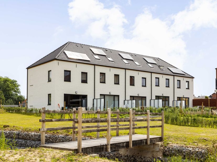 ‼️ONGEZIENE STERKE PRIJSDALING voor deze 2 laatste exclusieve nieuwbouwwoningen onmiddellijk beschikbaar met 3 slaapkamers op den buiten in een kleins