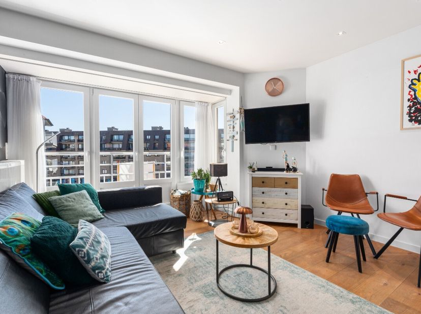 Te koop: gerenoveerd appartement in het centrum van Koksijde, op slechts 50 meter van de zeedijk en de duinen. Dit appartement, recent vernieuwd, comb