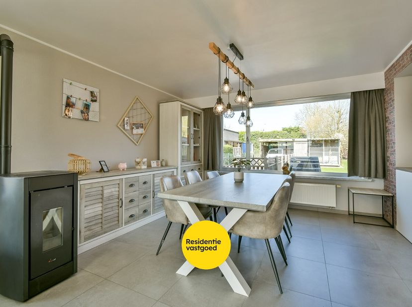 Welkom in Beukenstraat 12, een instapklare en recent gerenoveerde woning in het gegeerde Don Bosco, op een boogscheut van het centrum van Torhout. De