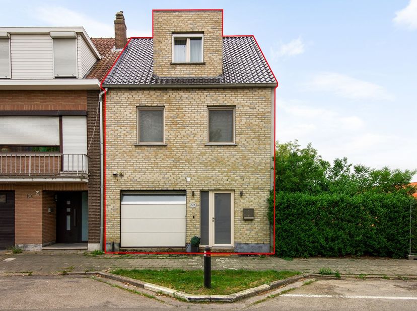 Ruime gezinswoning met 4 slaapkamers en westgerichte tuin<br />
Deze woning is gelegen in een rustige woonwijk met veel groen in de directe omgeving.