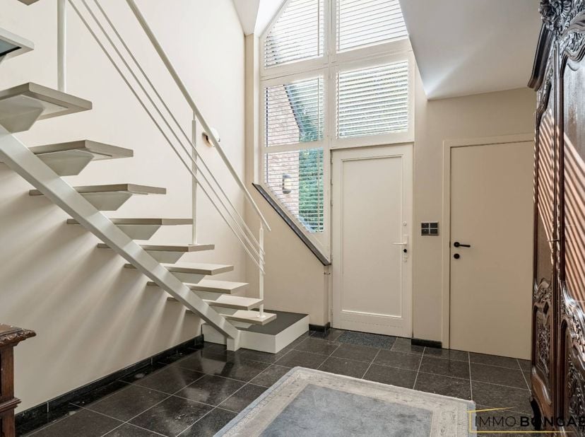 Op zoek naar ruimte, comfort en privacy? Deze bijzonder ruime woning combineert een royale woonoppervlakte met een uitzonderlijk groot perceel van maa