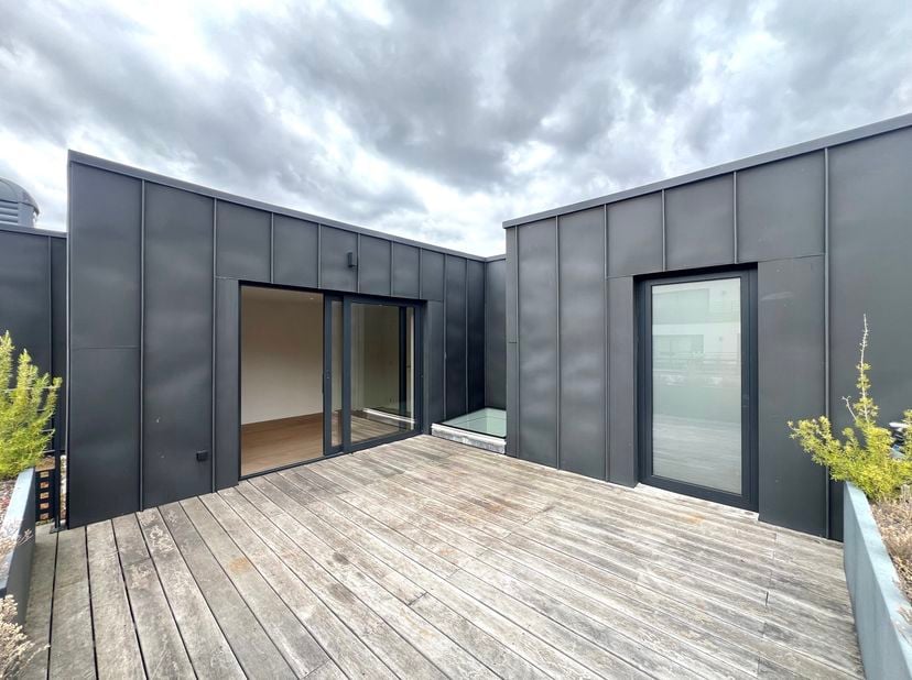 UCCLE - Tussen de wijk Altitude 100 en het Brugmannpark ligt dit lichte HUIS (5 slaapkamers/1 kleedkamer/3 badkamers) aan de achterzijde van een recen