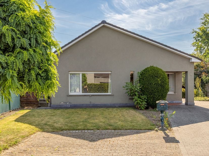 Zeer gunstig gelegen gelijkvloerswoning met 2 slaapkamers op 723 m²<br />
Gunstig gelegen in een rustige straat doch vlakbij het centrum van Beerse me