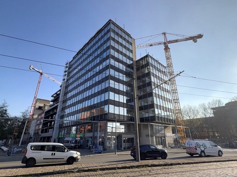 345m² moderne kantoorruimte met adembenemend uitzicht op het MAS en de Schelde, gelegen op de hoek van de Tavernierkaai en de Sint-Aldegondiskaai, vla
