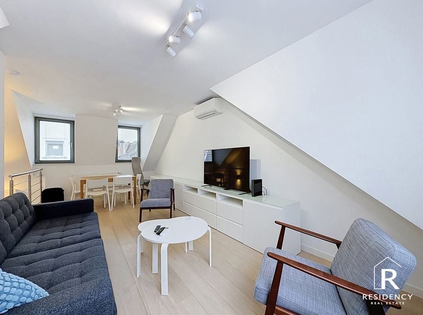 À louer – Superbe duplex climatisé, meublé et équipé au cœur de Bruxelles<br />
<br />
Situé à quelques mètres de la Grand-Place, au 34 rue des Chapel