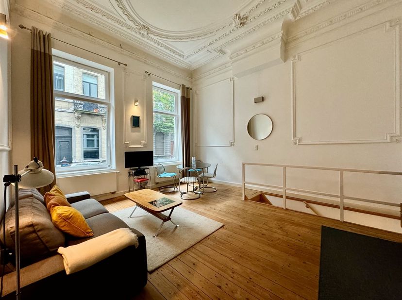Description : A proximité de la Place Stéphanie, dans une très belle maison de maître signée architecte Dansaert datant de 1873. Appartement meublé co