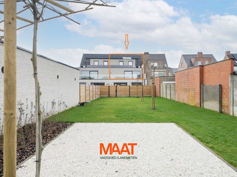 Nieuwbouwduplex appartement met terras en gemeenschappelijke tuin, momenteel in afwerking. Het appartement beschikt over 3 slaapkamers, een ruime leef