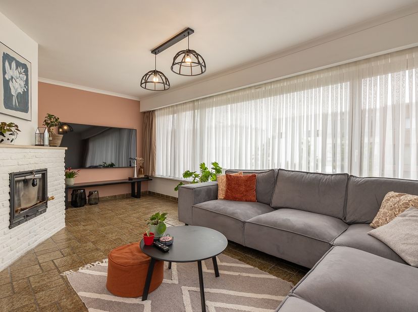 Ruime bel-etagewoning met 3 à 4 slaapkamers, garage en diepe tuin<br />
<br />
In de Gustaaf De Smetlaan in Aartselaar bevindt zich deze ruime en go