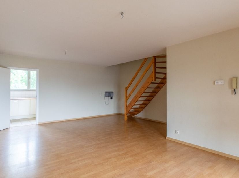 Bent u op zoek naar een instapklaar appartement met een centrale ligging én zonder gemeenschappelijke kosten? Dan is dit verzorgde duplex appartement