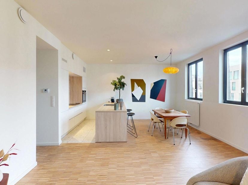 Cet appartement bénéficie d’un agencement réfléchi où tous les espaces essentiels sont harmonieusement organisés autour de la pièce de vie centrale. L