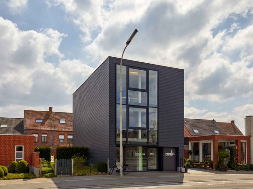 Roeselare-stadsrand. Trendy kantoorruimte van 100-125m² op het 2de, gelegen in een recent energiezuinig kantoorgebouw. Uiterst visueel en centraal gel