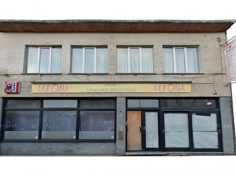 Gelegen in het hart van Turnhout, bevindt dit veelzijdige pand zich op een absolute toplocatie in de Victoriestraat, een levendige straat binnen het k
