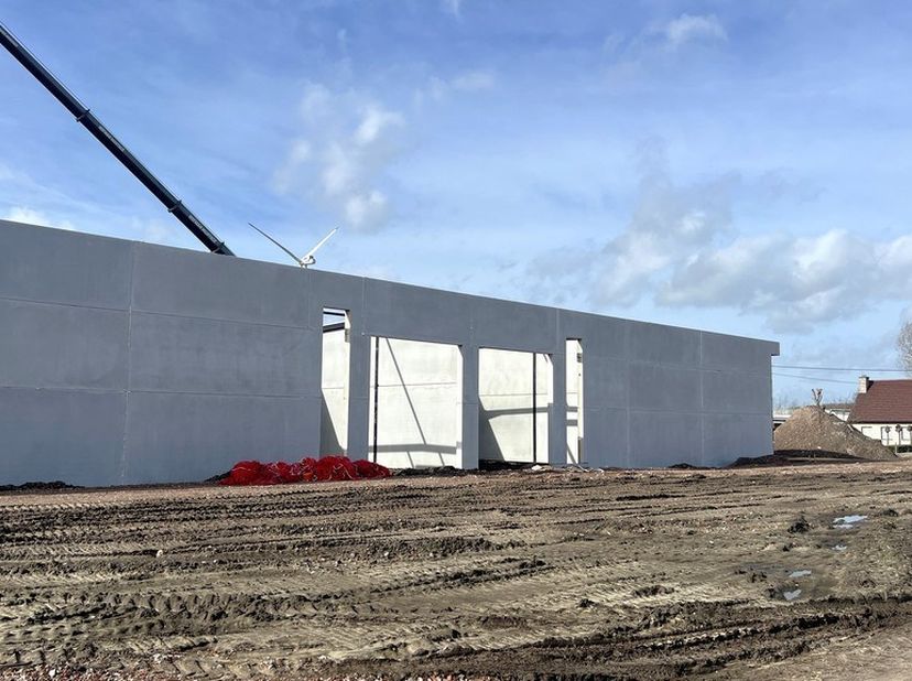253,1m² nieuwbouw magazijn (met mogelijkheid tot mezzanine)<br />
Ligging: aan N463, op het bedrijventerrein Grote Nest in de Gentse Kanaalzone tussen