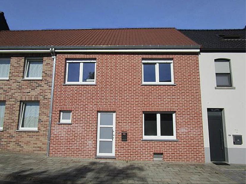 Mooie, rustig en goed gelegen woning te huur in de Dorpsstraat te Oud-Heverlee.<br />
Zeer goed uitgeruste recente woning op 100m van school, 200m van