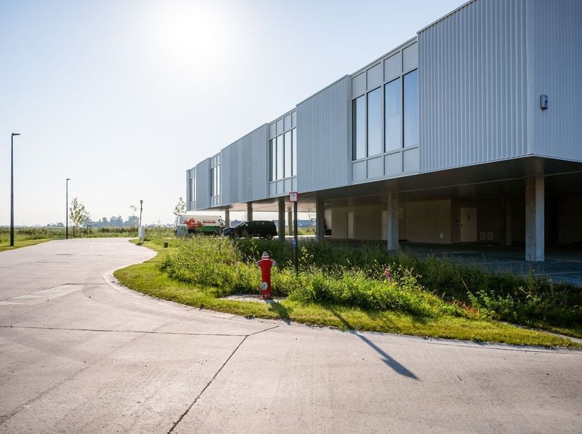 Deze uitgeruste en instapklare nieuwbouw kantoorruimte van 177 m² biedt een uitstekende opportuniteit voor uw onderneming in het groene en vlot bereik