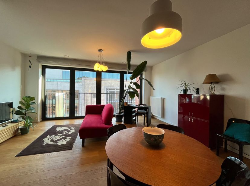 Infos &amp;amp; Visites : bruxelles.ouest@weinvest.be ou 02 315 77 22 Lumineux, économe en énergie et entouré de verdure, découvrez ce superbe appartement