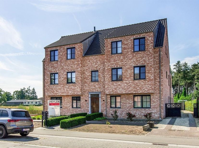 Recent gelijkvloersappartement met 2 slaapkamers, tuin en autostaanplaats<br />
Ligging:<br />
Het appartement is gunstig gelegen in het centrum van G