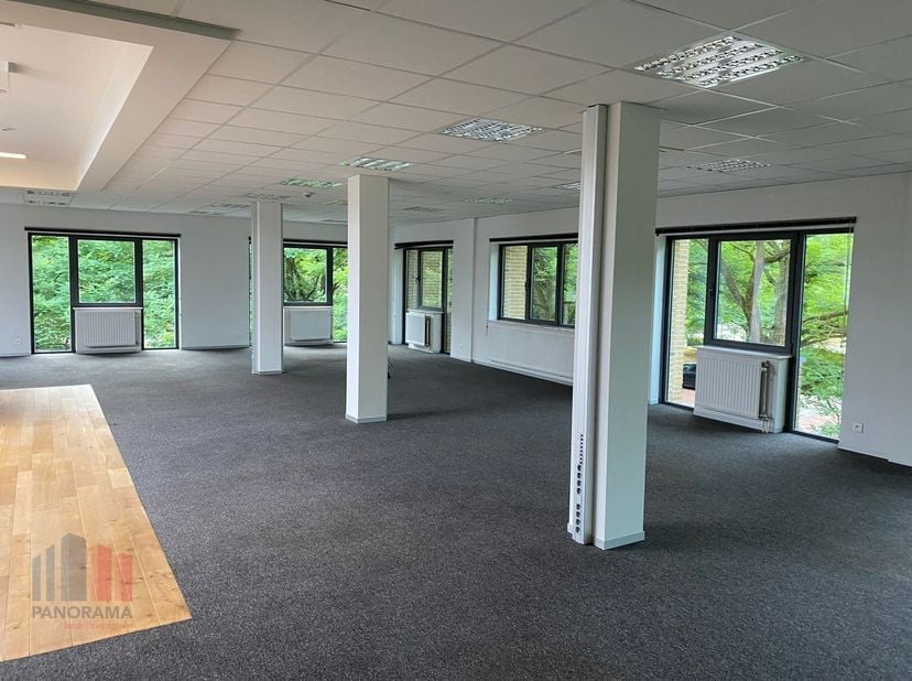 Cet espace de bureau de 418 m² est à louer sur la très fréquentée Pontbeeklaan (N9) à Zellik. L'emplacement offre une excellente visibilité et est idé