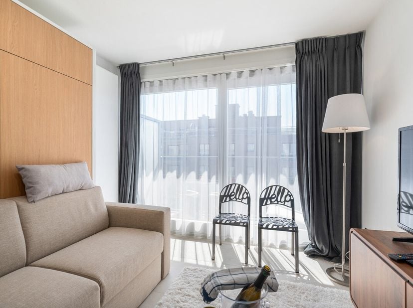 Te koop: prachtig gerenoveerd appartement in hartje Nieuwpoort Bad met zongericht terras. Deze instapklare studio bevindt zich op een centrale ligging