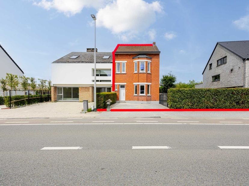 GERENOVEERDE  KARAKTERVOLLE WONING - <br />
<br />
Deze instapklare halfopen bebouwing, zeer gunstig gelegen in het hart van Zonhoven, werd recent vol