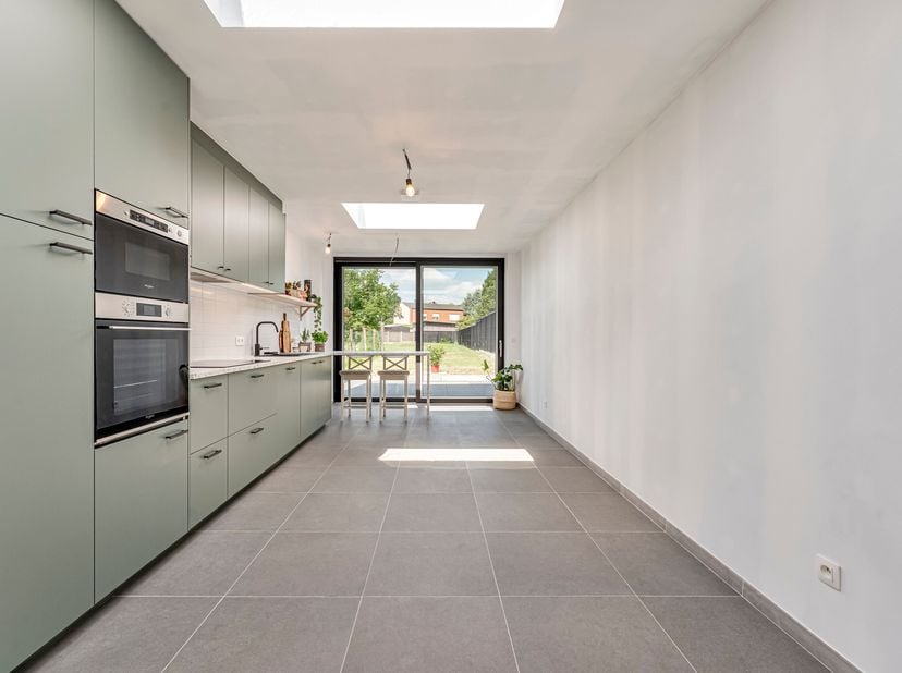 Instapklare, energiezuinige woning te koop in Ingelmunster<br />
Je betreedt de woning via de inkomhal met apart toilet. Aansluitend bevindt zich een