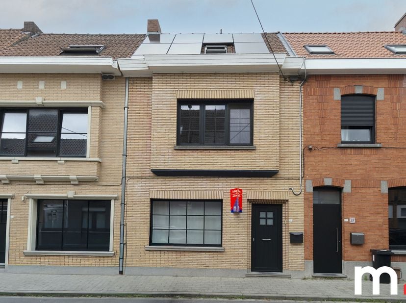 Bent u op zoek naar een instapklare gezinswoning op een centrale ligging? Dan is deze  gerenoveerde woning in Zwevegem precies wat u zoekt.<br />
De w