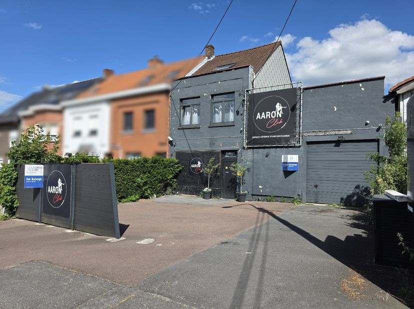 Cette maison avec local commercial bénéficiant d’une visibilité idéale est située le long d’une route d’accès à Courtrai. Il est actuellement exploité