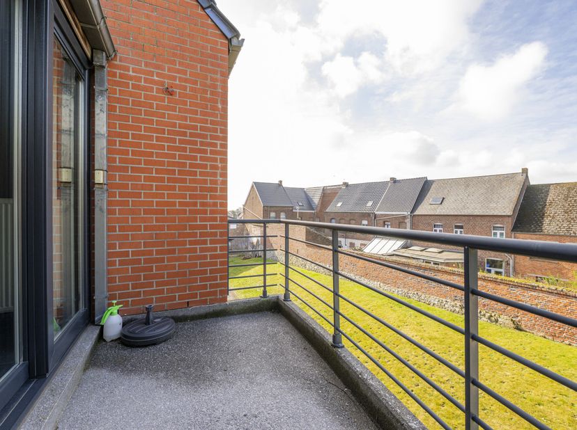 Zeer rustige straat, in het centrum, in een recent en zeer goed onderhouden gebouw, 2-kamerappartement aan de achterzijde, op de bovenste verdieping (