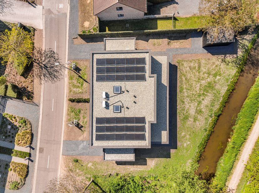 In het rustige hart van Opitter, midden in het GrensPark Kempenbroek en aan de oever van de Itterbeek, bevindt zich deze energie-neutrale nieuwbouwwon