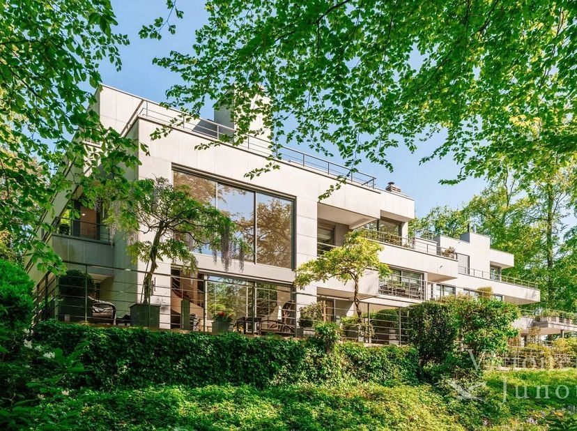 Appartement - bouwjaar 2002 - architect Marc Corbiau<br />
6 eenheden - privépark van ±3ha<br />
Dubbele garage<br />
Kosten:<br />
Gemeenschappelijke