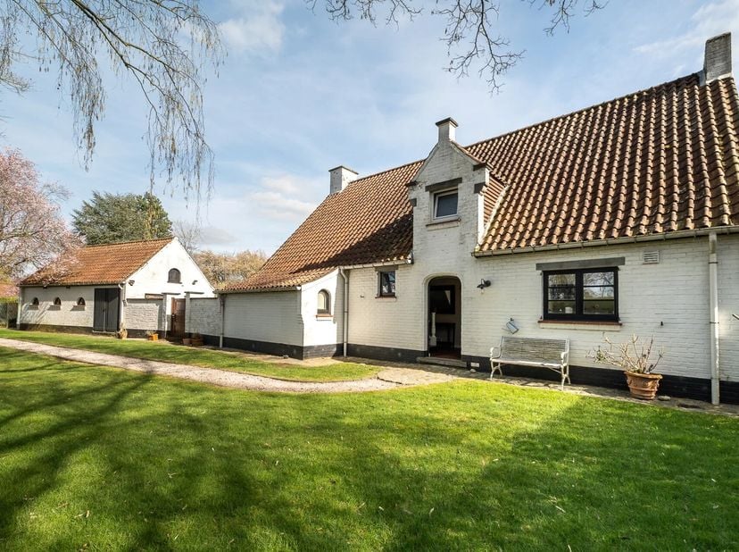 In de onmiddellijke nabijheid van de abdij van Aywiers, ontwikkelt een familievilla met een oppervlakte volgens PEB van ongeveer 178m², gelegen op een