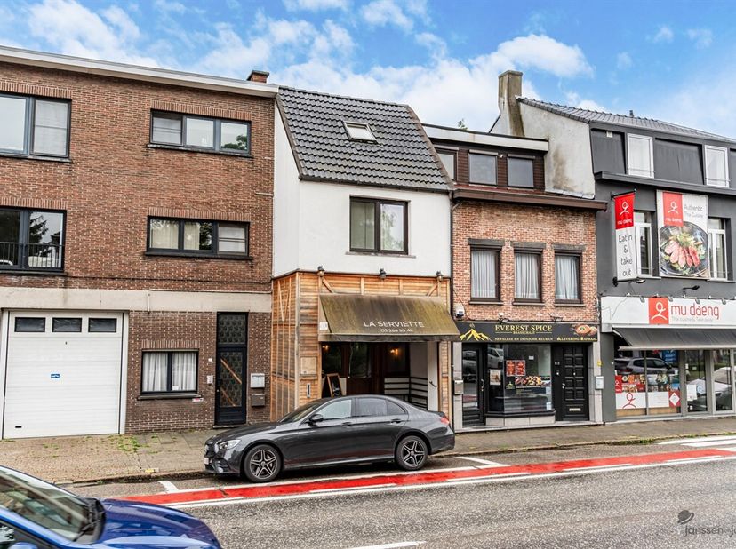 Opbrengsteigendom met handelsgelijkvloers en ruim duplexappartement (144m²) op toplocatie in Brasschaat!<br />
Op een uitstekende locatie, op de grens