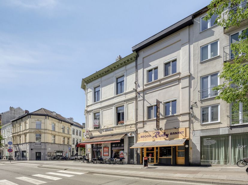 Vous recherchez la combinaison idéale entre habitation, activité professionnelle et investissement ? Alors le Montignystraat 22 représente une opportu