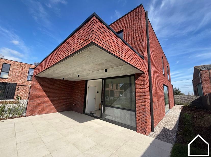 <br />
Luxueuze instapklare nieuwbouwvilla met vrijstaande dubbele garage en zuidwestgerichte tuin in Langemark.<br />
<br />
ONTDEK DEZE WONING VIA D