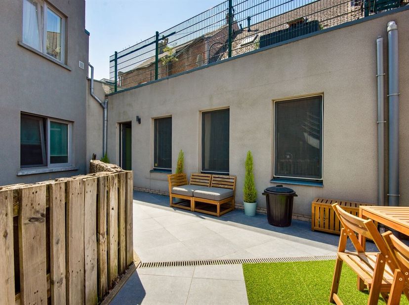 Instapklaar gelijkvloersappartement met terras en twee staanplaatsen<br />
Dit instapklare gelijkvloersappartement geniet van een gunstige ligging met