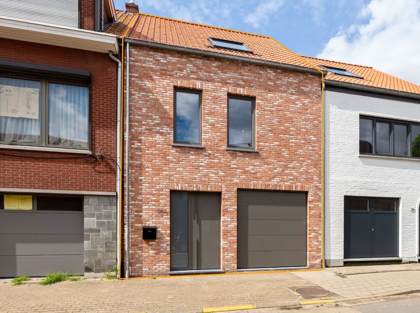 Koop aan 6% BTW* - Deze ruime, energiezuinige woning is gelegen in een doodlopende straat op wandelafstand van het centrum van Hoevenen.&amp;nbsp;Winkels,
