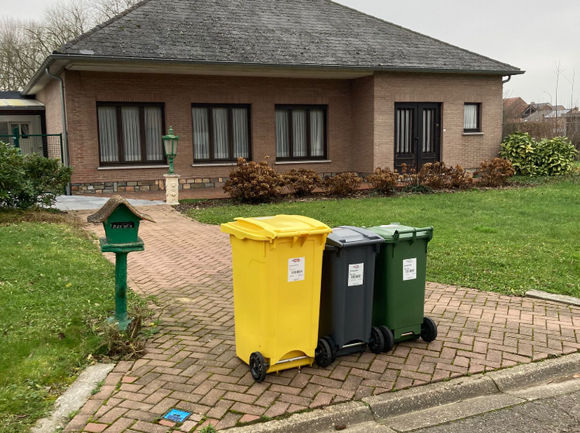 Maison avec 74 mètres de façade sur rue. 4 chambres, 1 salle de bain, 2 WC et 3 cuisines. Visites possibles tous les samedis entre 14h et 15h.<br />
0