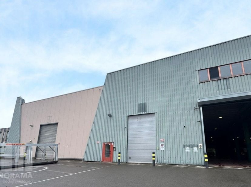 Ce bâtiment polyvalent à Zaventem offre une combinaison exceptionnelle de 1.206 m² d’espace de stockage fonctionnel, 152 m² de mezzanine et 227 m² de