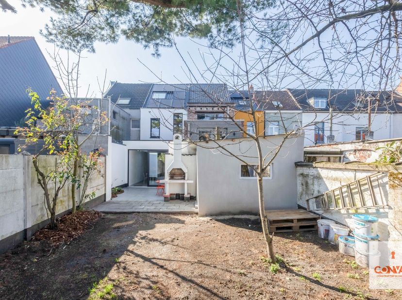 Deze instapklare, volledig gerenoveerde woning combineert hedendaags comfort met een praktische indeling.<br />
<br />
Bij het binnenkomen bevindt zic