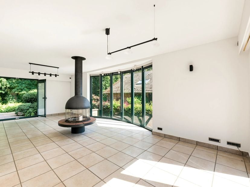 Victoire Junot biedt u deze vrijstaande villa aan, gunstig gelegen nabij het Moorselbos en de British School.<br />
De gelijkvloers bestaat uit een li