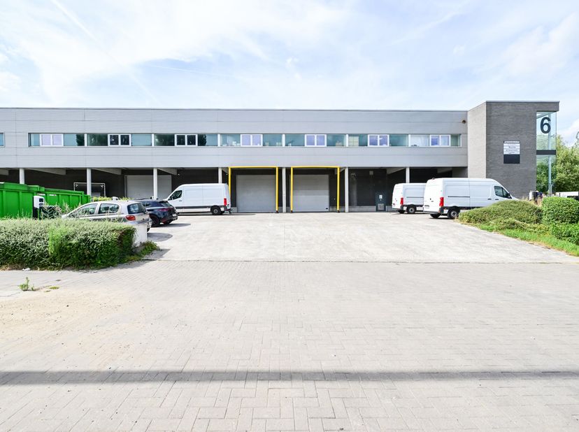 !! Exclusivité Pulse Property !! Idéalement situé dans une zone industrielle proche du Ring - Entrepôt de plein pied d'une superficie de +/-3200m² ave