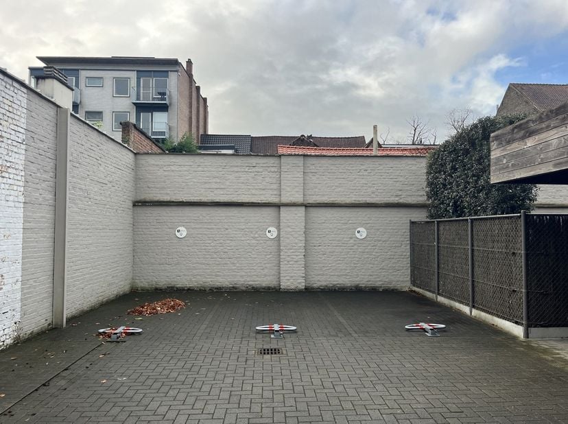Deze bovengrondse autostaanplaats bevindt zich in een zijstraat van de Doorniksewijk.<br />
De parkeerplaats is toegankelijk via de inrit naast de won