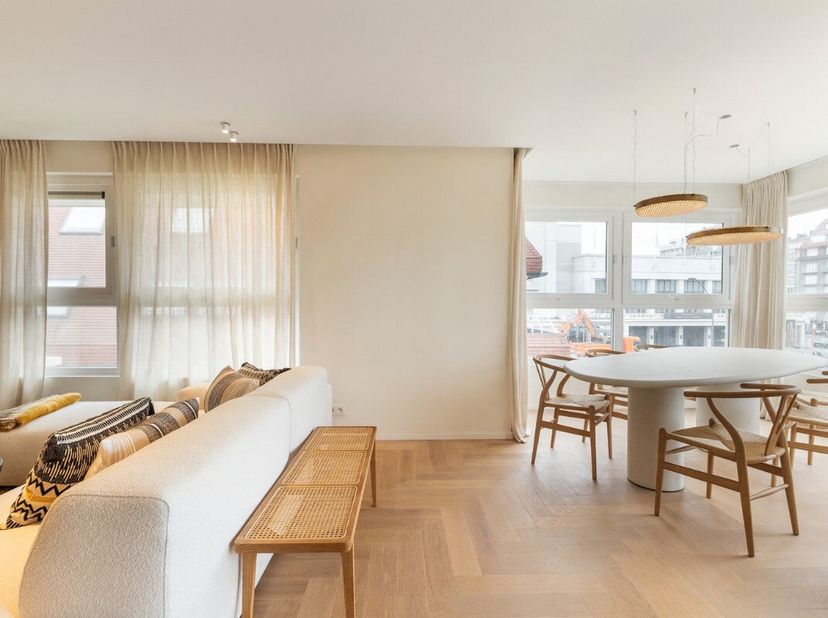 Knokke: Magnifique appartement luxueux à vendre avec 3 chambres, entièrement rénové, avec vue dégagée sur le Casino de Knokke et à 2 minutes à pied de
