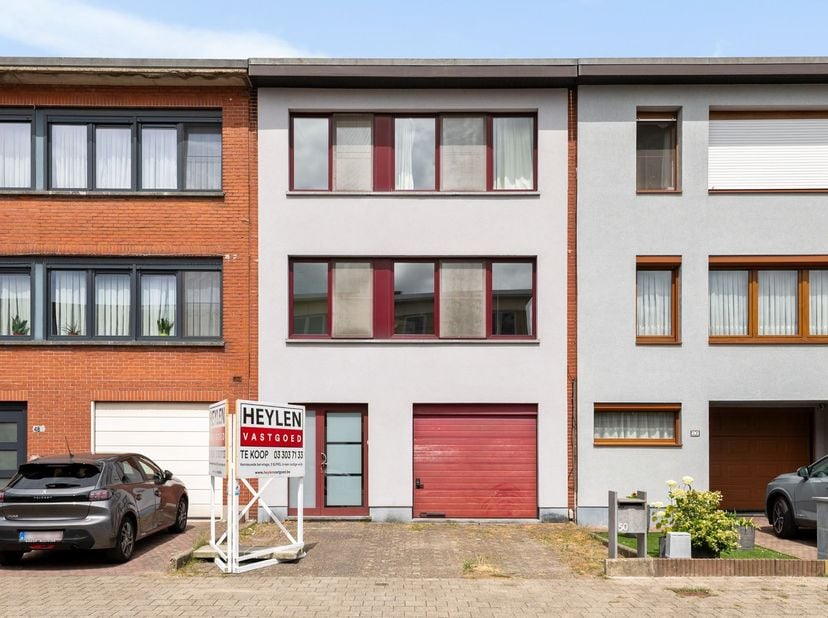 Bel-etage met terras en ruime garage<br />
<br />
Ontdek deze opgefriste bel-etage met riant terras en mooie tuin!<br />
<br />
Ligging: <br />
W