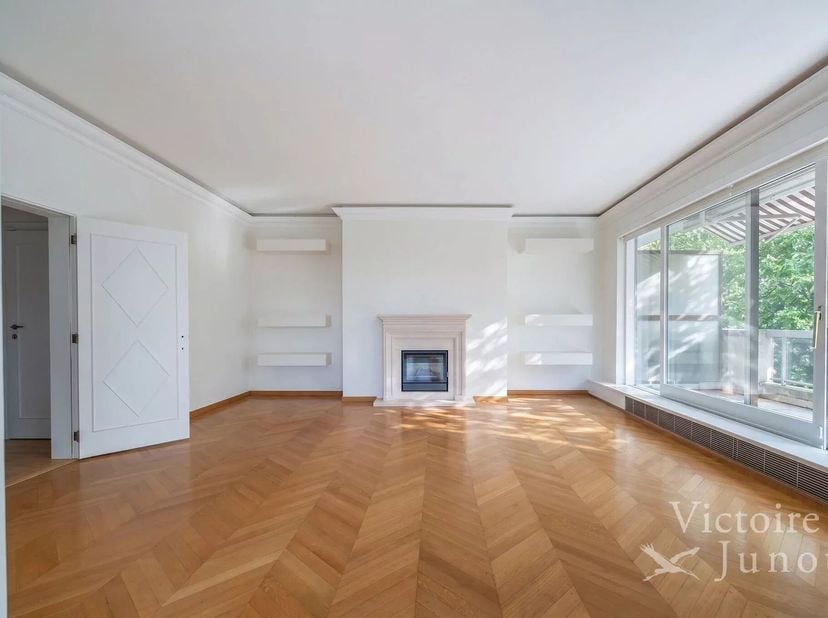 Aangeboden door Maia Zinchenko: maia.zinchenko@victoire.be - 0473 365 805.<br />
Victoire Junot heeft het genoegen u dit elegante appartement van 170